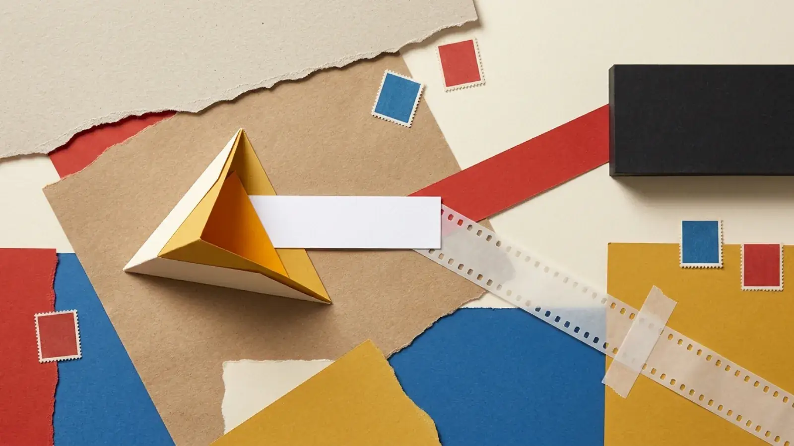 Collage de papel geométrico con capas rasgadas, una estructura triangular tridimensional y tiras que divergen sobre un fondo texturado.